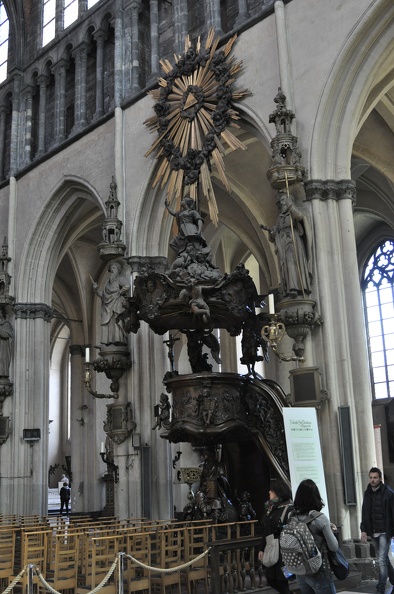 Inside Onze-Lievevrouwekerk2